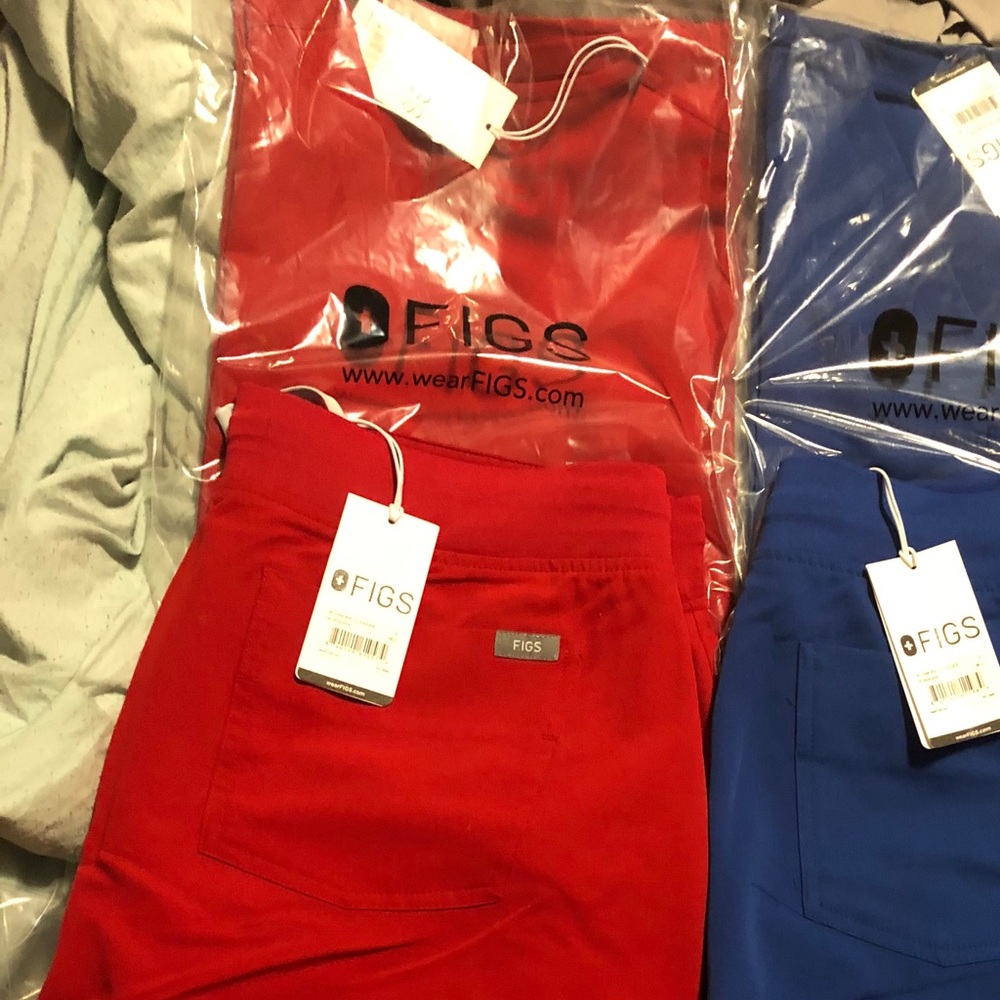 Red set of figs scrubs large